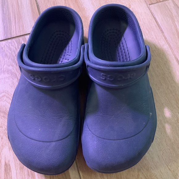 Crocs Closed Hole Shoes Size 7 - Picture 9 of 9